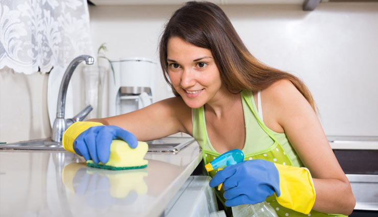 घर पर ही बनाएं क्लीनर, देगा बिल्कुल नई जैसी चमक tips to make home cleaner,cleaning tips,home made cleaner,household tips,home decor tips