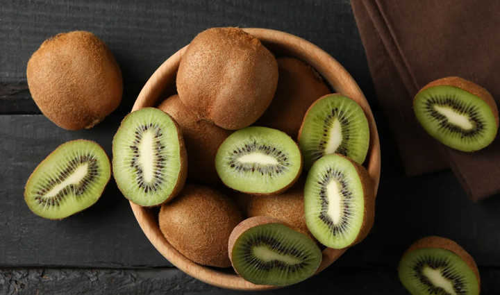 शरीर को सेहतमंद बनाने का काम करती हैं कीवी, जानें सेवन से मिलने वाले फायदे 