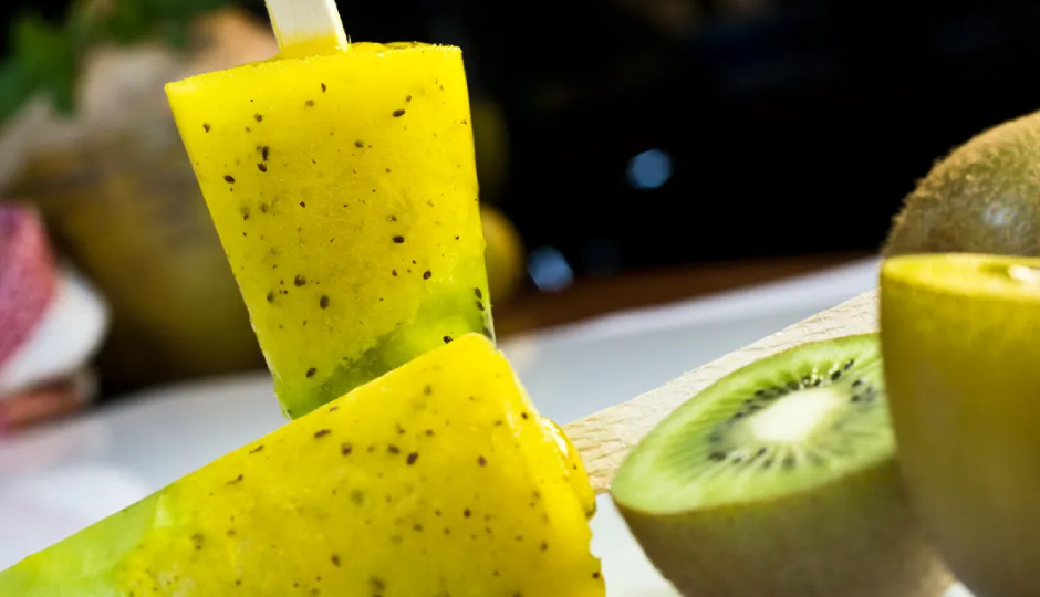 कीवी की चुस्की : शरीर को ठंडक देने के साथ स्वास्थ्य के लिए भी फायदेमंद होती है यह टेस्टी डिश #Recipe kiwi chuski,kiwi chuski tasty,kiwi chuski healthy,kiwi chuski hot condition,kiwi chuski summer,kiwi chuski immunity,kiwi chuski vitamin c,kiwi chuski children