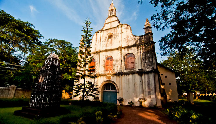 kochi,places to visit in kochi,attractions of kochi,kerala kathakali centre,santa cruz cathedral basilica,chinese fishing net,hill palace museum,iringole bhagavathy temple