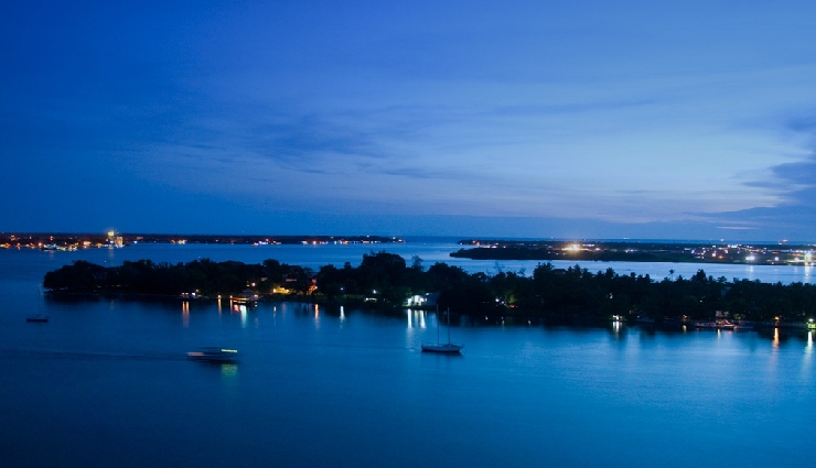 kerala backwaters,backwater trails in kerala,alleppey houseboats,kumarakom backwaters,kerala tourism,kerala boat cruises,kerala lagoons and lakes,vembanad lake,ashtamudi lake,kerala houseboat experience,best places to visit in kerala,god’s own country attractions