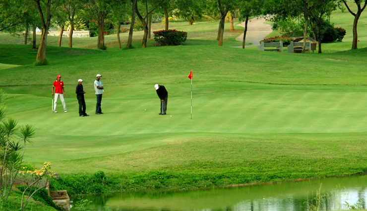 best golf courses in india,top golf courses india,prestige golfshire club bengaluru,royal springs golf course srinagar,gulmarg golf club kashmir,naldhera golf course shimla,royal calcutta golf club kolkata,kodaikanal golf club tamil nadu,dlf golf and country club gurgaon,chandigarh golf course,delhi golf club,oxford golf & country club pune,golfing in india,scenic golf courses india,historical golf courses india