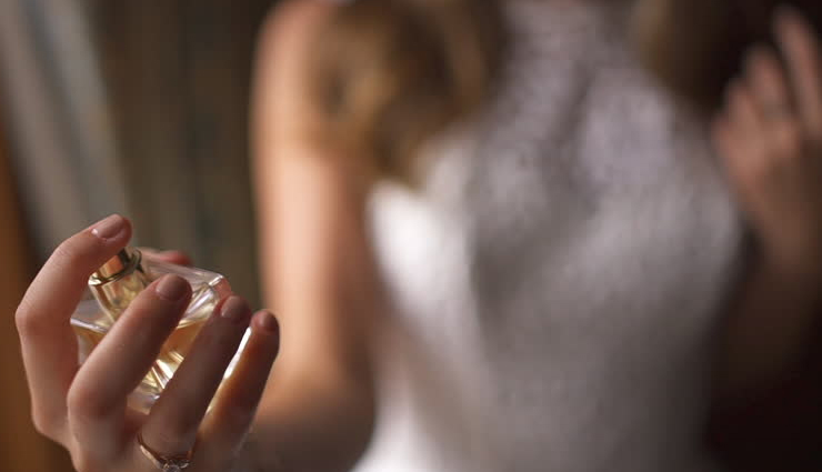 आपके लुक को फिनिशिंग टच देने का काम करता हैं परफ्यूम, जानें इसके इस्तेमाल से जुड़ी जरूरी जानकारी how to use perfume effectively,perfume application tips,best practices for using perfume,applying perfume correctly,long-lasting perfume tips,perfume dos and donts,perfume usage guide,maximizing the scent of perfume,perfume etiquette,tips for wearing perfume all day