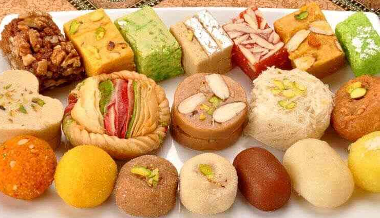 kolhapur food delights,must-try dishes in kolhapur,authentic kolhapuri cuisine,best food in kolhapur,kolhapuri culinary delights,kolhapuri food specialties,popular dishes in kolhapur,kolhapuri street food,traditional kolhapuri recipes,flavors of kolhapur