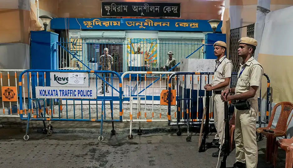 बंगाल में EVM सुरक्षा पर हंगामा! कोलकाता में लगे ‘लॉकडाउन’ जैसे प्रतिबंध, शहर बना छावनी