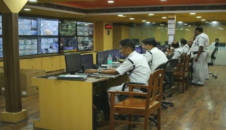 weird news,weird information,kolkata police white uniform