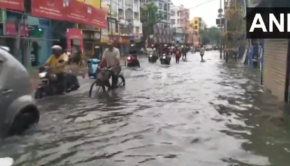 कोलकाता में आफत: भारी बारिश से शहर जलमग्न, 7 लोगों की मौत