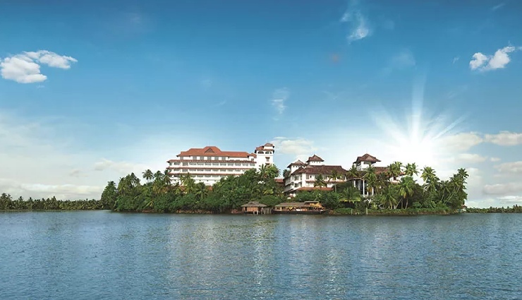 kerala backwaters,backwater trails in kerala,alleppey houseboats,kumarakom backwaters,kerala tourism,kerala boat cruises,kerala lagoons and lakes,vembanad lake,ashtamudi lake,kerala houseboat experience,best places to visit in kerala,god’s own country attractions