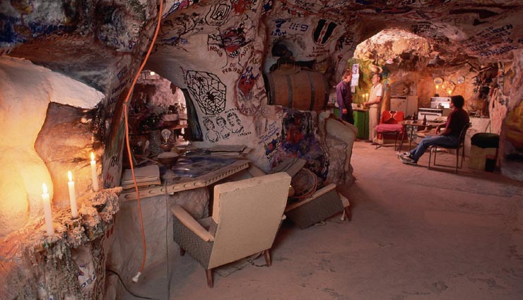 इस अनोखे गाँव में सभी लोग रहते हैं जमीन के अंदर, घर का नजारा आलिशान होटल जैसा