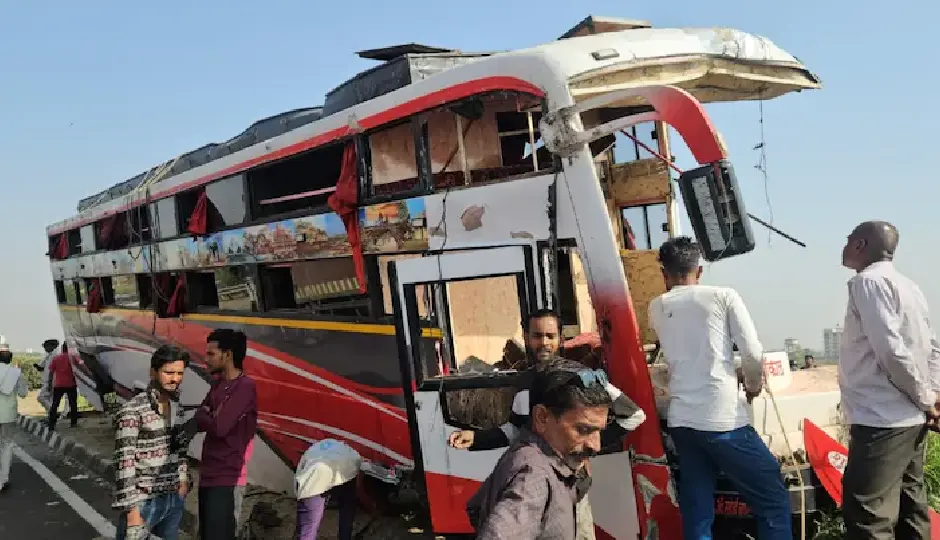 कोटा में बेकाबू स्लीपर बस डिवाइडर पार कर पलटी, 3 की मौत और 23 घायल; गैलरी तक भरी थीं सवारियां
