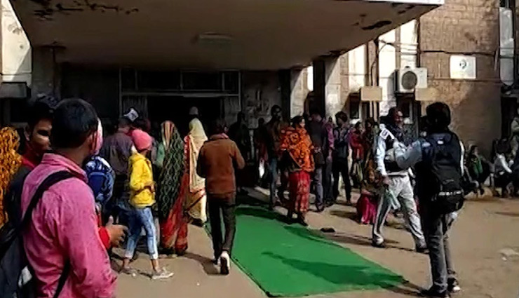कोटा: जेके लोन अस्पताल में अब तक 105 बच्चों की मौत, स्वास्थ्य मंत्री के लिए बिछाए गए कारपेट, मीडिया की नजर पड़ते ही हटाए 