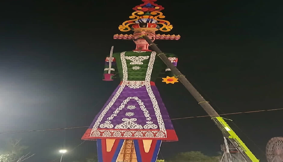 कोटा: बारिश में भी अडिग रहा विश्व का सबसे ऊंचा वाटरप्रूफ रावण, दहन कार्यक्रम में सीएम भजनलाल करेंगे शिरकत