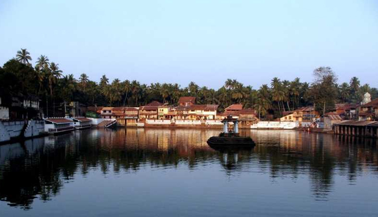 gokarna tourist places,kudle beach,om beach,mahabaleshwar temple,paradise beach,half-moon beach,mirjan fort,koti tirtha,bhadrakali temple,lalguli falls,maha ganapati temple