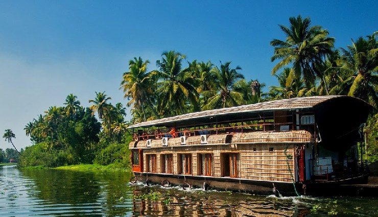 kerala backwaters,backwater trails in kerala,alleppey houseboats,kumarakom backwaters,kerala tourism,kerala boat cruises,kerala lagoons and lakes,vembanad lake,ashtamudi lake,kerala houseboat experience,best places to visit in kerala,god’s own country attractions