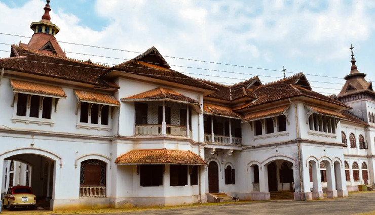 trivandrum historical places,must visit in trivandrum,padmanabhaswamy temple,kowdiar palace,napier museum,anchuthengu fort,vizhinjam lighthouse,attukal bhagavathy temple,kuthiramalika palace,halcyon castle,vizhinjam rock cut cave,beemapally mosque