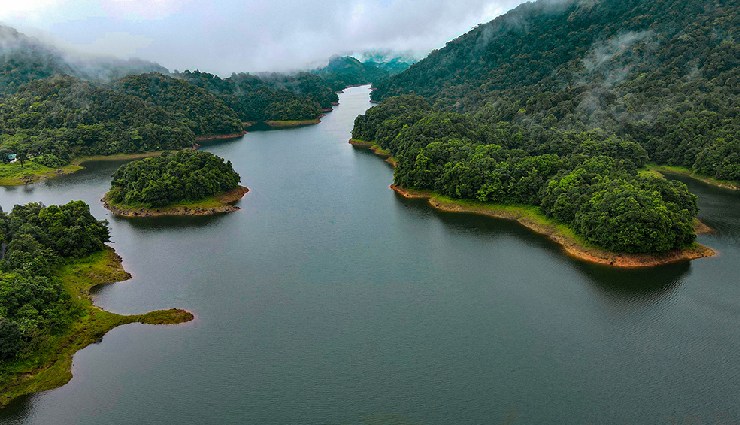 kerala backwaters,backwater trails in kerala,alleppey houseboats,kumarakom backwaters,kerala tourism,kerala boat cruises,kerala lagoons and lakes,vembanad lake,ashtamudi lake,kerala houseboat experience,best places to visit in kerala,god’s own country attractions