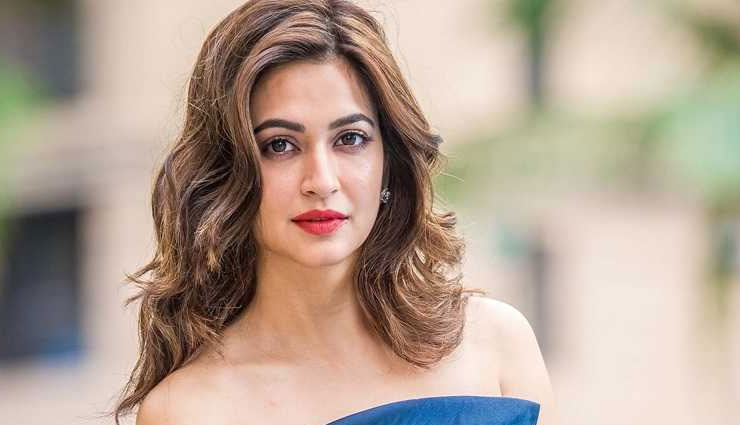 Kriti Kharbanda lashes out at Air India for losing her luggage again