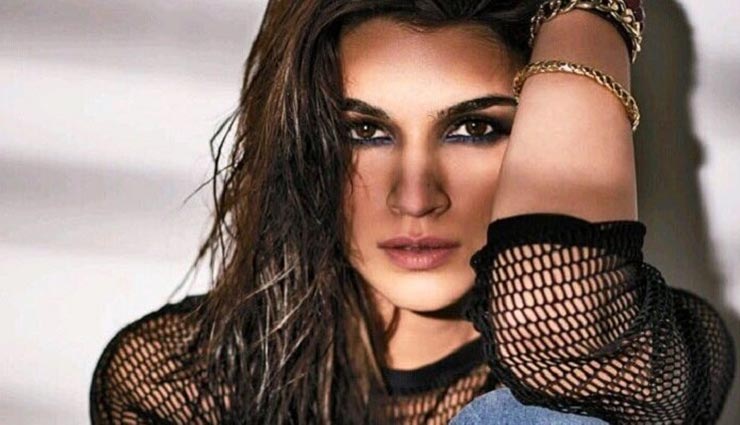 आइटम गर्ल बनकर कृति सैनन ने राजकुमार को कहा, 'आओ कभी हवेली पे...'