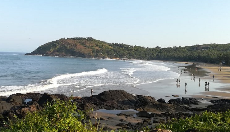 gokarna tourist places,kudle beach,om beach,mahabaleshwar temple,paradise beach,half-moon beach,mirjan fort,koti tirtha,bhadrakali temple,lalguli falls,maha ganapati temple