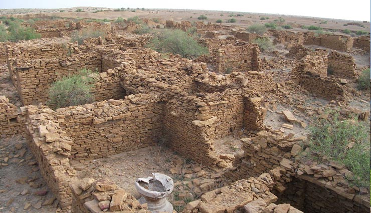 दुनिया के 4 रहस्यमयी स्थान जिनका इतिहास है डरावना mysterious places,easter island,kuldhara,vetican secreat museum,racetrack playa,holidays