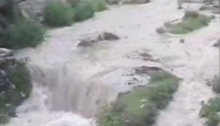 हिमाचल: कुल्लू में बादल फटा, चोज नाला में आई बाढ़, कई लोगों के बहने की आशंका