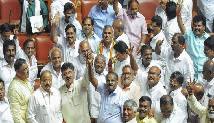 कर्नाटक: येदियुरप्पा ने दिया सीएम पद से इस्तीफा, सोमवार नहीं, बुधवार को CM पद की शपथ लेंगे कुमारस्वामी