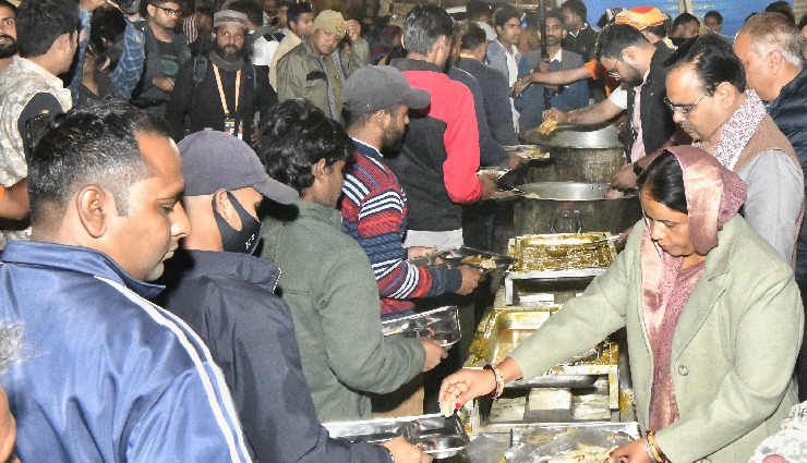 cm bhajanlal prayagraj kumbh,rajasthan mandapam prayagraj,food distribution prayagraj kumbh,cm bhajanlal distributes food,rajasthan mandapam devotees,prayagraj kumbh 2025,cm bhajanlal at kumbh,rajasthan mandapam food distribution,cm bhajanlal prayagraj visit,kumbh mela food services