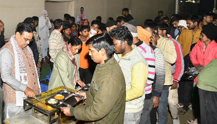 cm bhajanlal prayagraj kumbh,rajasthan mandapam prayagraj,food distribution prayagraj kumbh,cm bhajanlal distributes food,rajasthan mandapam devotees,prayagraj kumbh 2025,cm bhajanlal at kumbh,rajasthan mandapam food distribution,cm bhajanlal prayagraj visit,kumbh mela food services