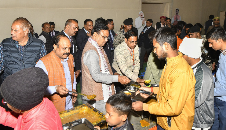 cm bhajanlal prayagraj kumbh,rajasthan mandapam prayagraj,food distribution prayagraj kumbh,cm bhajanlal distributes food,rajasthan mandapam devotees,prayagraj kumbh 2025,cm bhajanlal at kumbh,rajasthan mandapam food distribution,cm bhajanlal prayagraj visit,kumbh mela food services