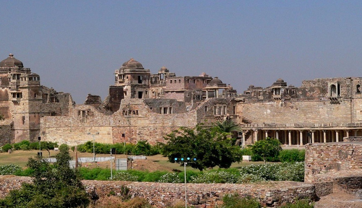 बलिदान के लिए जाना जाता हैं चित्तौड़गढ़ दुर्ग, जानें इसका इतिहास, वास्तुकला, दर्शनीय स्थल और जरूरी जानकारी chittorgarh fort history and details,exploring chittorgarh fort information,guide to chittorgarh fort,chittorgarh fort: historical insights,visiting chittorgarh fort in india,chittorgarh fort: facts and significance,understanding the history of chittorgarh fort,exploring the architecture of chittorgarh fort,chittorgarh fort: symbol of rajput valor,tourist guide to chittorgarh fort,chittorgarh fort unesco world heritage,chittorgarh fort historical significance,chittorgarh fort architecture details,rajput history at chittorgarh fort,chittorgarh fort tourist attractions,chittorgarh fort battle stories,chittorgarh fort royal heritage,chittorgarh fort visitor guide,chittorgarh fort ancient marvel,chittorgarh fort cultural heritage