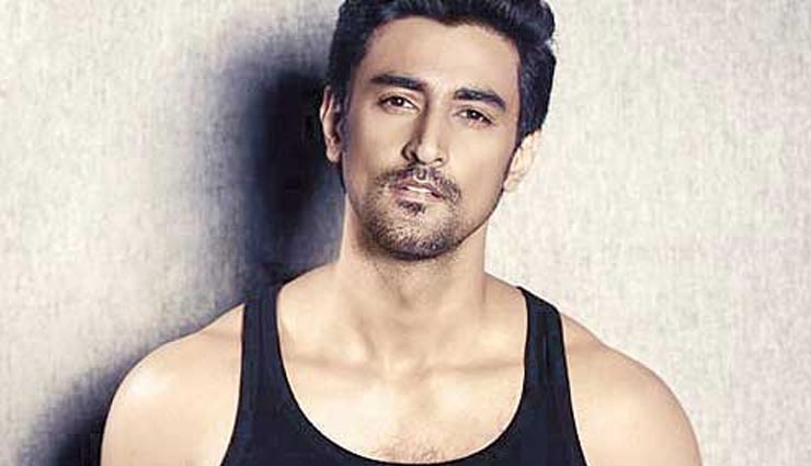 बॉलीवुड सेलिब्रिटीज कि अजीब आदतें bollywood celebrities funny habbits,john abrahim,Kareena Kapoor Khan,bobby deol,urmila matondkar,kunal kapoor,rani mukherjee