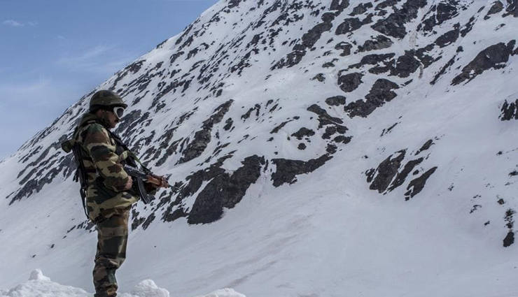 जम्मू-कश्मीर के कुपवाड़ा में सेना के 3 जवान शहीद, बर्फीले इलाके में गश्त के दौरान खाई में गिरे