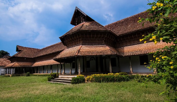 trivandrum historical places,must visit in trivandrum,padmanabhaswamy temple,kowdiar palace,napier museum,anchuthengu fort,vizhinjam lighthouse,attukal bhagavathy temple,kuthiramalika palace,halcyon castle,vizhinjam rock cut cave,beemapally mosque