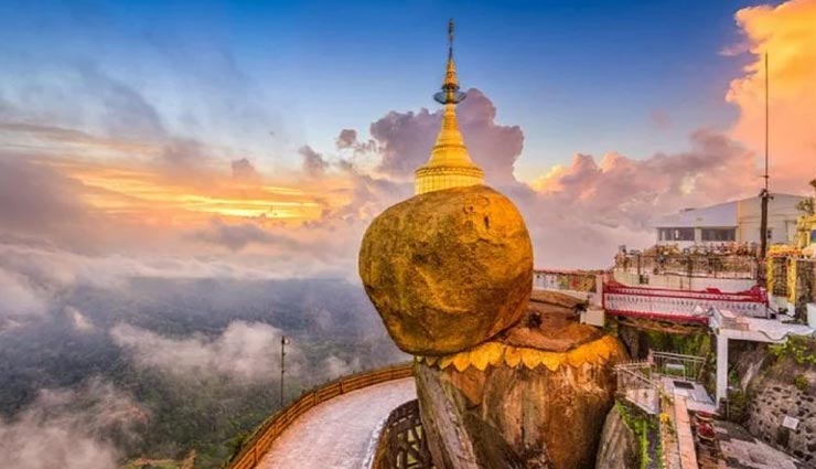 आंधी-तूफान से भी नहीं हिलता ढ़लान पर अटका यह सुनहरा पत्थर, महिलाओं के पास जाने पर मनाही