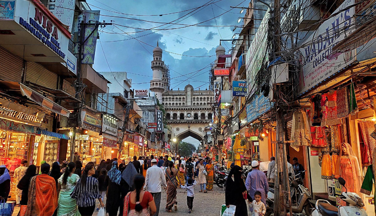 best markets to visit in india,indian market,ima keithel,johari bazaar,chor bazaar,floating vegetable market,kannauj market,dadar flower market,laad bazaar,mahidharpura diamond market street,crawford market,zaveri bazaar,jew town,new market,chandni chowk,daryaganj sunday book market,flea markets,travel,holidays,travel guide,travel tips