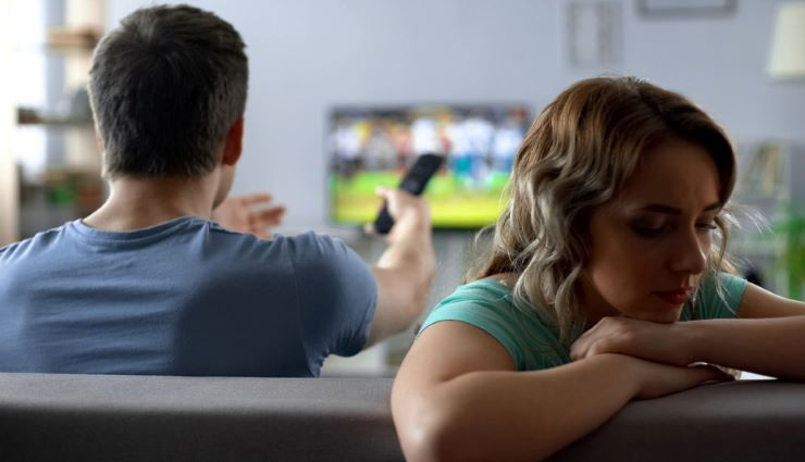 signs of disconnection in a relationship,relationship disconnection signs,lack of communication in relationship,decreased intimacy,emotional withdrawal,unresolved conflicts,relationship neglect,increase in fights,changing relationship values,feeling like strangers in a relationship