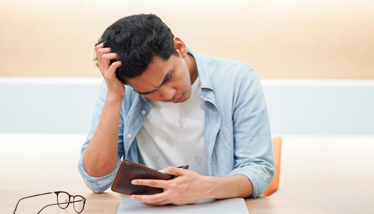 इन 5 वजहों से कमाई के बाद भी आती है जीवन में कंगाली, जानें और रहें बचकर