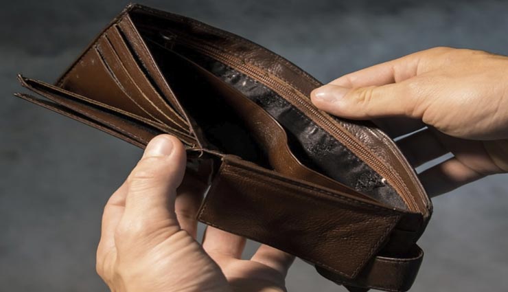 घर में इन 6 चीजों की वजह से आती हैं धन की परेशानी, जानें और करें दूर