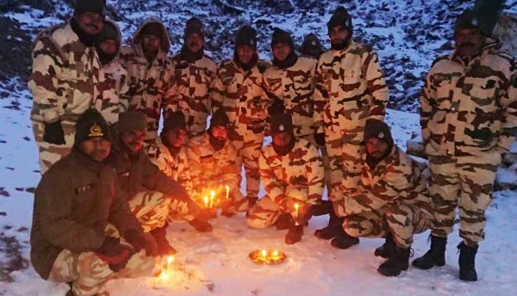 लद्दाख : जीरो से नीचे तापमान में देश के सैनिकों ने दीये जलाकर मनाई दिवाली