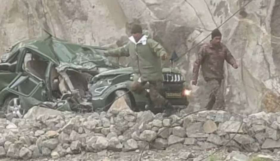 लद्दाख के गलवान क्षेत्र में दर्दनाक हादसा, सेना का वाहन चट्टान की चपेट में आया, दो अधिकारी शहीद, 3 गंभीर रूप से घायल