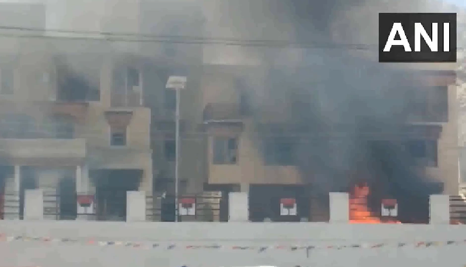 लद्दाख में  Gen- Z का विरोध प्रदर्शन, बीजेपी कार्यालय और CRPF वाहन में लगाई आग