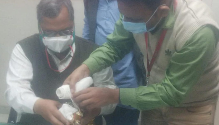 आगरा: आस्था का अनोखा मामला, डॉक्टर को करना पड़ा भगवान के टूटे हाथ का प्लास्टर 