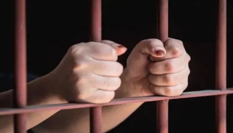 weird news,weird incident,woman exposed by photos,women jailed for five months