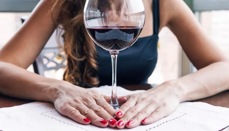 शराब पीकर ऑफिस पहुंची महिला तो नौकरी से निकाला, लेकिन कंपनी को लाखों रूपये महिला को देने पड़े, जानें पूरा माजरा