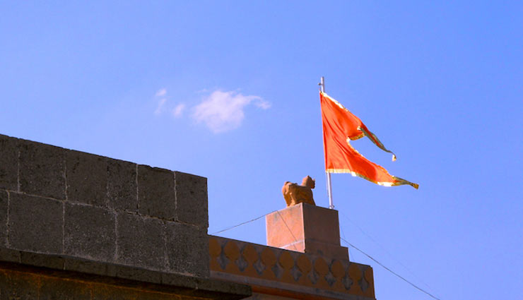 Holi 2018 : होली से पहले घर की छत पर लगा यह झंडा बदल देगा आपकी किस्मत