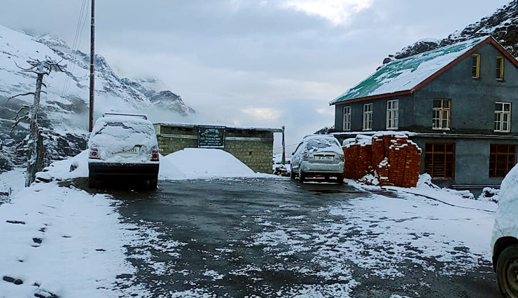 हिमाचल प्रदेश: लाहुल स्पीति में शुरू हुई बर्फबारी, जन जीवन अस्त व्यस्त 