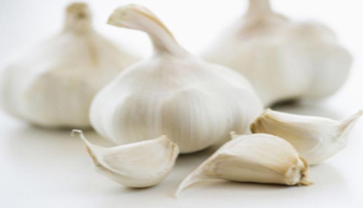 लहसुन छीलना बनता है बड़ी परेशानी, इन ट्रिक्स की मदद से बनाए इसे आसान