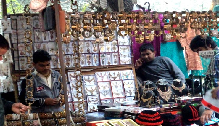 delhi,delhi market,shopping market,karva chauth,karva chauth shopping