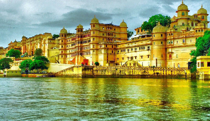 udaipur tourist attractions,best places to visit in udaipur,must-visit places in udaipur,city palace udaipur,kumbhalgarh fort history,lake pichola boat ride,udaipur solar observatory,top attractions in udaipur,things to do in udaipur,udaipur travel guide