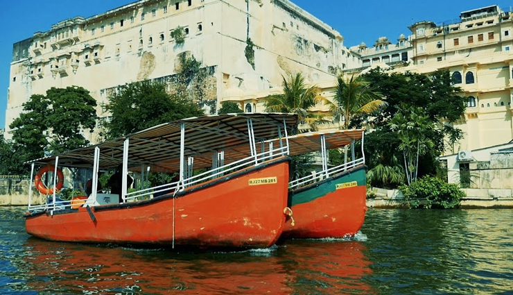 amazing tourist places in udaipur,top places udaipur,udaipur tourism,city palace udaipur,lake palace,jag mandir,monsoon palace,ahar museum,jagdish temple,fateh sagar lake,lake pichola,sukhadia circle,udaipur wax museum,udaipur travel guide,udaipur attractions,things to do in udaipur,best places in udaipur